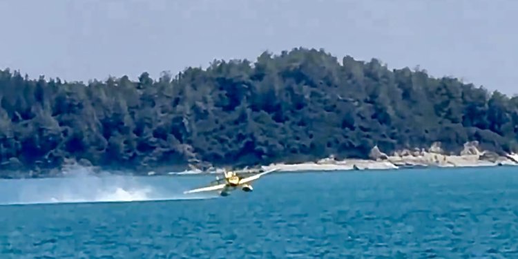 Yangın uçağı göle inerken kaza geçirdi  