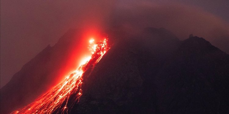 Endonezya’da yanardağ patladı, uçak seferleri iptal edildi