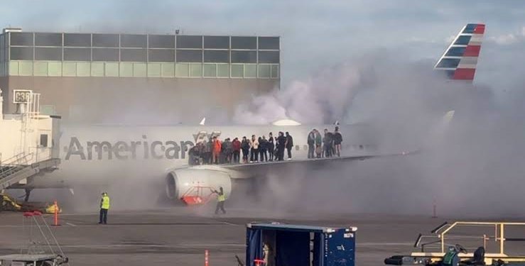 American Airlines uçağında kalkış öncesi yangın paniği