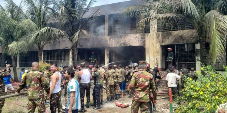 Bangladeş’te askeri uçak kampüse düştü!