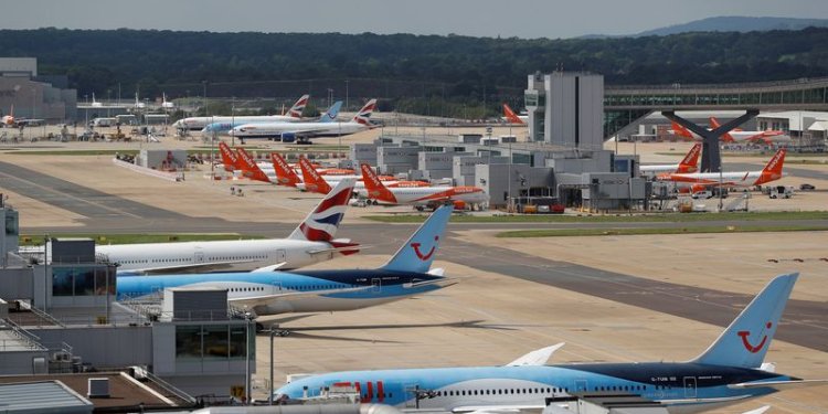 İngiltere’de hava trafiği durdu, uçuşlar aksadı!