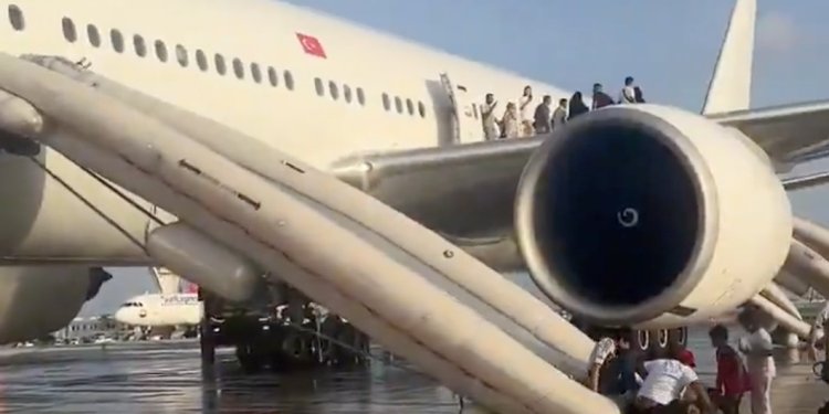 THY uçağında duman görüldü: Slide’la tahliye yapıldı