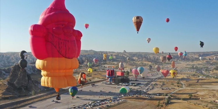 Figürlü sıcak hava balonları Kapadokya’da gösteri uçuşu yaptı