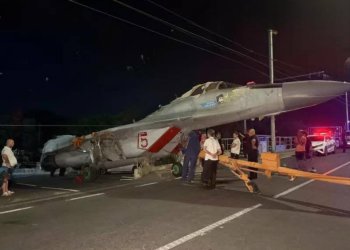 Rus MiG-29A Erivan’da taşınma sırasında direğe çarptı