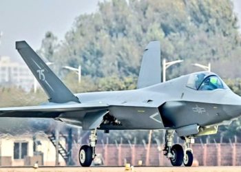 Çin’in 5. nesil J-20 savaş uçağı ilk kez yerde sergilenecek