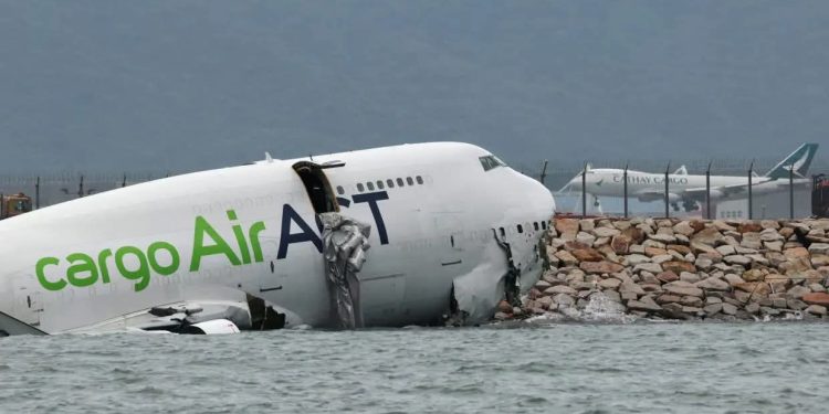 Türk kargo uçağı Hong Kong’da pistten çıktı, araca çarptı!