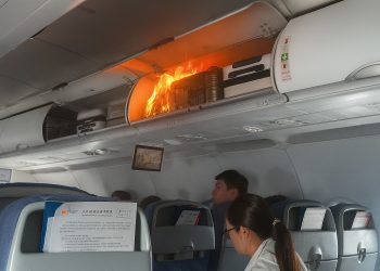 El bagajı alev aldı, uçak acil iniş yaptı