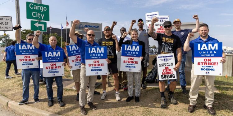 Grev üçüncü ayında: Sendika Boeing’i şikayet etti