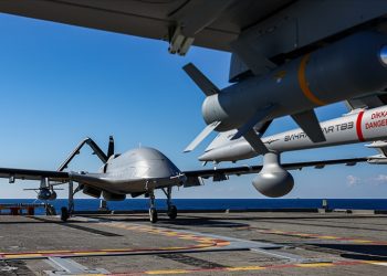 Milli SİHA’lar TCG Anadolu’dan havalandı, hedefleri imha etti!