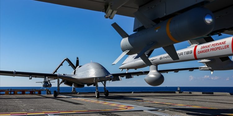 Milli SİHA’lar TCG Anadolu’dan havalandı, hedefleri imha etti!