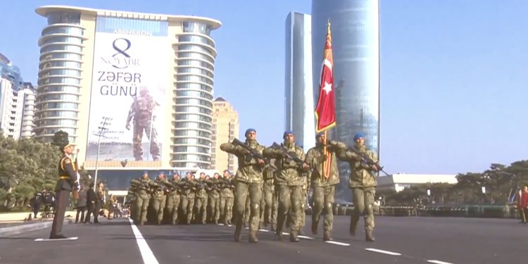 Bakü’deki 2. Karabağ Zaferi töreninde Türk askerleri yürüdü