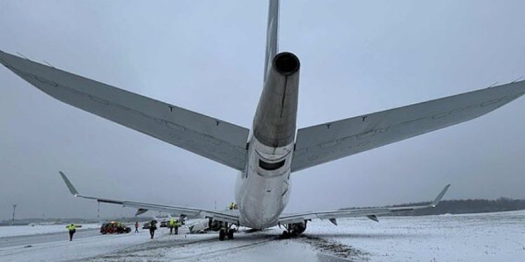 Vilnius Havalimanı’nda LOT uçağı taksi yolundan çıktı