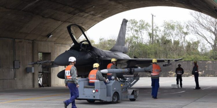 Geciken F-16 teslimatlarını hızlandırmak istiyor