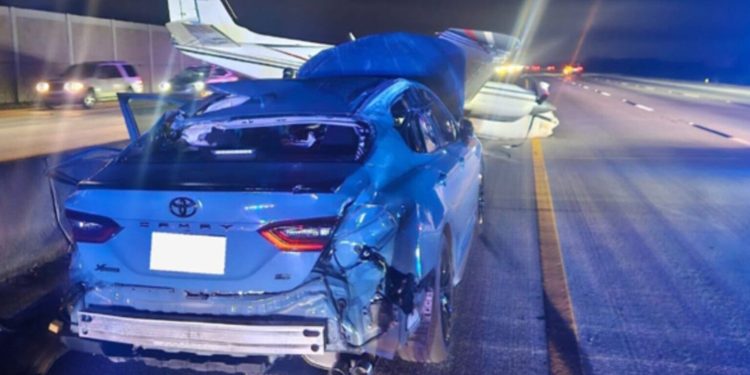 Otoyola inen uçak otomobile çarptı