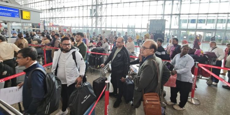 IndiGo’nun uçuş iptalleri, Hindistan havalimanlarını kaosa sürükledi