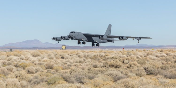 Efsane B-52’ye yeni radar: USAF testleri başlattı