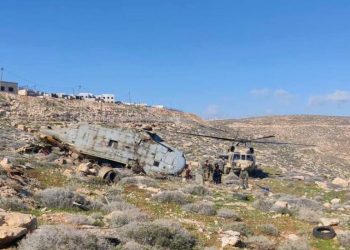 İsrail’e ait Black Hawk, havadan taşınırken düştü