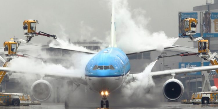 Amsterdam’da kış kaosu: Buz çözücüsü tükeniyor