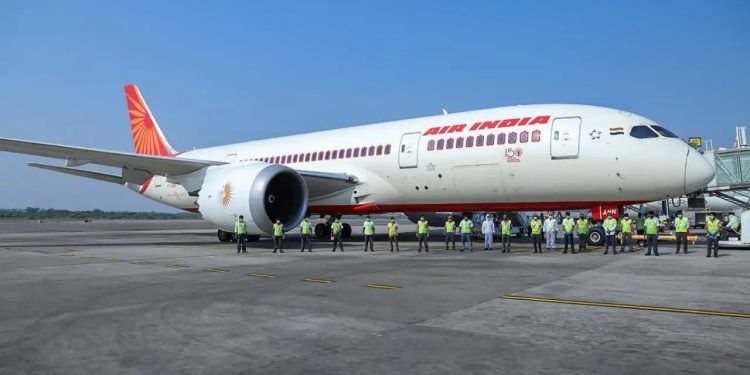 Air India uçağı taksi sırasında motorunu çarptı