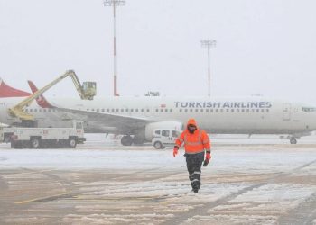Diyarbakır’da kar uçuşları vurdu: Seferler iptal