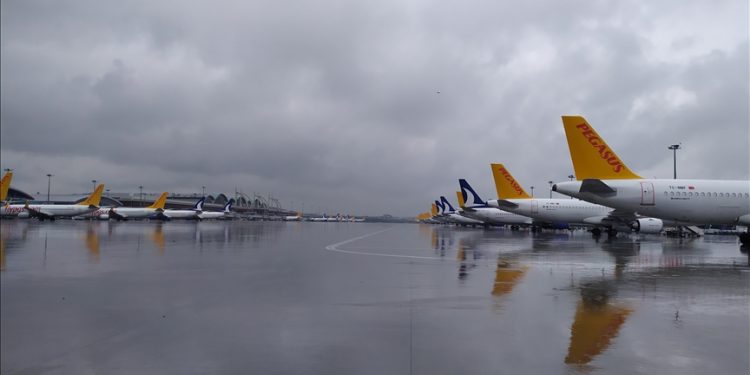 Fırtına İstanbul hava trafiğini felç etti: 97 uçuş iptal edildi