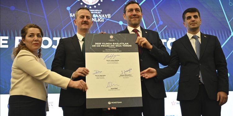 Türk savunma sanayisinde 14 yeni AR-GE projesi resmileşti