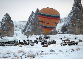 Kapadokya’da olumsuz hava  balonları yere indirdi