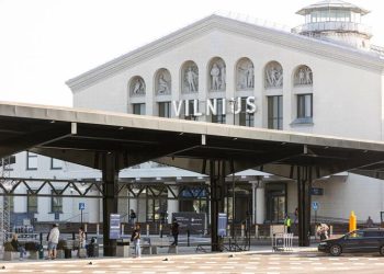 Kaçakçı balonları havalimanını yeniden kapattırdı