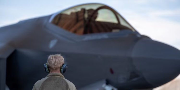 Eski F-35 pilotu Çin iddiasıyla tutuklandı