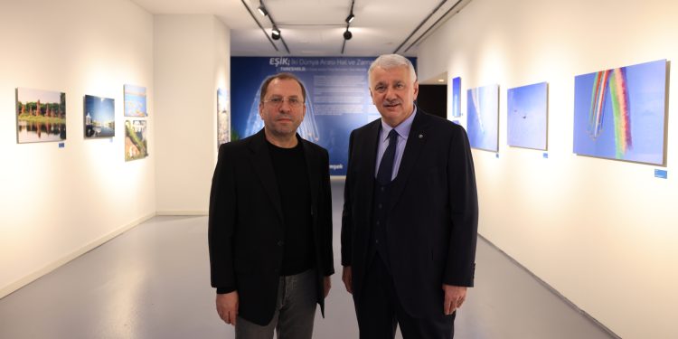 Bilal Ekşi, Güntay Şimşek’in “Ara Hâl / Ara Zaman” sergisini gezdi