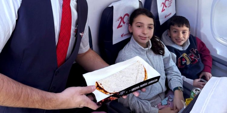 Uçakta lahmacuna yoğun ilgi!