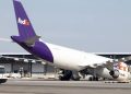 FedEx kargo uçağında burun iniş takımı çöktü