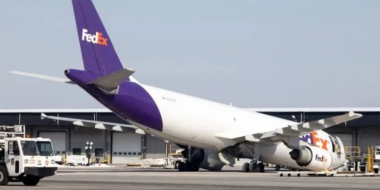 FedEx kargo uçağında burun iniş takımı çöktü