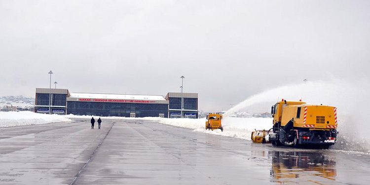Yüksekova’da kar ve sis uçuşları vurdu: Seferler iptal