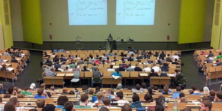 Yükseköğretimde dijital yetkinlik: Öğretim üyeleri için yeni bir mesleki zorunluluk